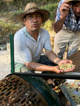 Load image into Gallery viewer, El Salvador - WILLIAM DÍAS